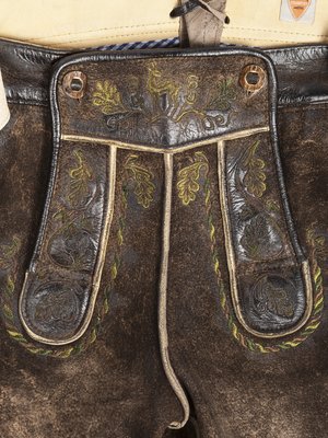 Spodnie skórzane z tradycyjnym haftem i paskiem