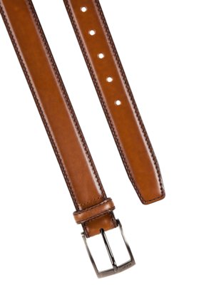 Hellbrauner Ledergürtel mit silberner Gürtelschnalle, diagonal von links unten nach rechts oben verlaufend. Der Gürtel hat eine rechteckige Schnalle und mehrere Löcher. Der Hintergrund ist weiß. Die Nähte sind dunkelbraun.