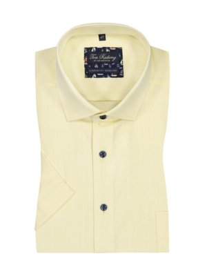Short sleeve shirt with a breast pocket