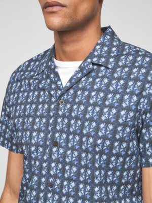 Short-sleeved shirt with stretch fabric