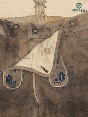 Trachtenlederhose aus Ziegeleder mit Reliefstickereien