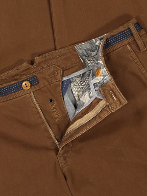 Chinos with micro texture and stretch