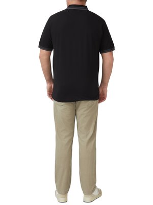 Piqué-Poloshirt mit Kontrastbündchen und Stretch