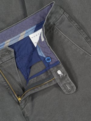 Chino-kalhoty-s-drobným-vzorem