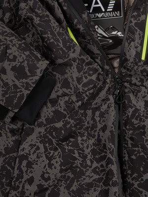 Ski jacket with camouflage pattern