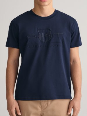 T-shirt-z-wyhaftowanym-logo-3D