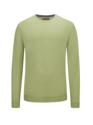 Lightweight-sweater-made-of-merino-wool,-with-round-neckline