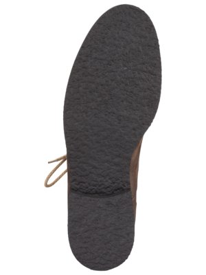 Draufsicht auf die Sohle eines braunen Schnürschuhs. Die Sohle ist dunkelgrau und grob strukturiert. Die Schnürsenkel sind beige und teilweise sichtbar. Der Schuh steht auf weißem Hintergrund.