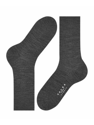 Zwei graue Socken auf weißem Hintergrund. Die Socken sind aus Strickstoff. Die linke Socke ist im linken oberen Teil der Abbildung abgebildet, die rechte Socke im rechten oberen Teil. Auf der rechten Socke steht "FALKE".