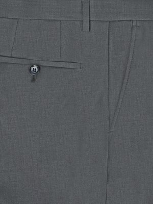 Nahaufnahme einer grauen Stoffhose. Der Fokus liegt auf der Vorderseite im Hüftbereich. Eine kleine Tasche mit Knopf ist sichtbar, daneben ist eine Stoffnaht zu erkennen, ebenfalls mit Naht. Der Stoff wirkt glatt.