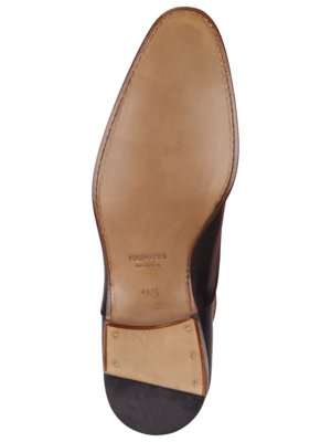 Ansicht von unten eines braunen Herrenschuhs. Die Sohle ist aus hellem Leder gefertigt und trägt den Schriftzug "Magnanni". Die Schuhgröße "41 ½" ist ebenfalls angegeben. Der Absatz ist schwarz.