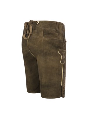 Braune Lederhose, die leicht schattiert ist. Die Hose hat eine knielange Passform und mehrere Ziernähte. Auf der rechten Seite befindet sich eine Tasche mit Zierdetails. Oberhalb der Hose sind Details erkennbar.