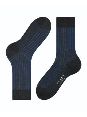 Zwei dunkelgraue Socken auf weißem Hintergrund. Die Socken haben blaue Streifen und dunkelgraue Spitzen, Fersen und Bündchen. Eine Socke zeigt das Falke-Logo.