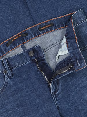 Draufsicht auf eine Jeans in Dunkelblau mit offenem Reißverschluss. Der Hosenbund ist sichtbar, mit orangener Naht und dem Schriftzug "regular slim fit". Oberhalb ein schwarzes Etikett mit "ALBERTO".