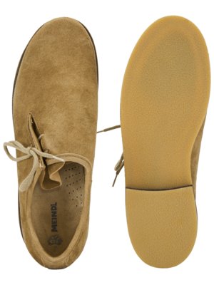 Zwei braune Wildlederschuhe, einer mit der Sohle nach oben, der andere von oben gesehen. Beide Schuhe sind geschnürt und haben eine helle Sohle und eine dunkle Umrandung. Der Schuh von oben hat das Wort "MEINDL".