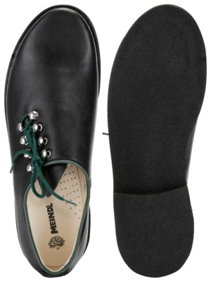 Zwei schwarze Lederschuhe, jeweils einer mit Ober- und Unterseite abgebildet. Der linke Schuh hat grüne Schnürsenkel und silberne Ösen. Die Sohle des rechten Schuhs ist aus schwarzem Gummi.