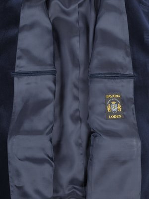 Nahaufnahme des Innenteils eines dunkelblauen Herrenblazers. Zwei Innentaschen und der Innenstoff sind sichtbar. Rechts befindet sich ein Etikett mit Aufschrift "Bavaria Loden".