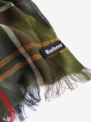 Nahaufnahme eines Schals mit Tartan-Muster in Grün-, Braun- und Rottönen. Der Schal hat Fransen und ein schwarzes Etikett mit weißer "Barbour"-Aufschrift. Die Farben sind überwiegend gedeckt und wirken natürlich.