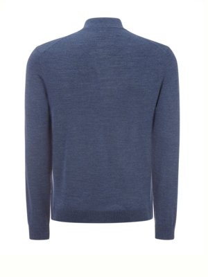 Rückansicht eines blauen Pullovers mit Stehkragen. Der Pullover hat lange Ärmel, gerippte Bündchen an Ärmeln und Saum. Der Kragen ist hochgeschlossen. Die Oberfläche des Kleidungsstücks ist leicht strukturiert.