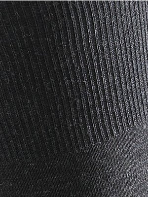 Nahaufnahme eines schwarzen Textilstoffs mit vertikalen Rippen. Der Stoff ist leicht gewellt, was zu Schatten und Lichteffekten führt. Die Textur ist detailliert.