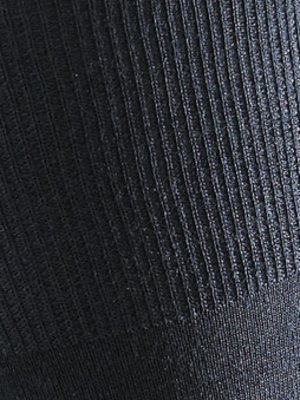 Nahaufnahme eines schwarzen, gerippten Stoffes. Die Rippen verlaufen vertikal und sind deutlich sichtbar. Der Stoff scheint dehnbar zu sein, mit leicht unterschiedlicher Textur.
