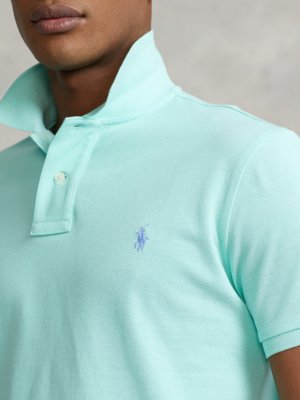 Klassisches-Poloshirt-mit-kleiner-Logo-Stickerei,-Custom-Slim-Fit