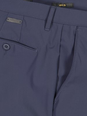 Nahaufnahme einer dunkelblauen Hose. Details sind die Vorderseite mit Taschen, Knöpfen und einem Gürtelschlaufe. Die Hose hat das Etikett "slim fit" und ein Markenlogo. Die Nähte sind deutlich sichtbar.