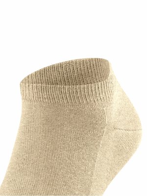 Nahaufnahme einer beigefarbenen Socke. Der obere Rand der Socke ist gerippt und zeigt eine eng gestrickte Textur. Der Rest der Socke hat eine feine, vertikale Rippenstruktur. Der Hintergrund ist weiß.
