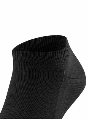 Nahaufnahme einer schwarzen Socke. Die Socke ist gerippt und hat einen gerollten oberen Rand. Der Hintergrund ist weiß. Die Socke ist leicht perspektivisch dargestellt.