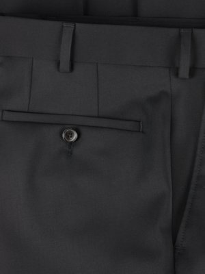 Detailaufnahme der schwarzen Hose mit Taschen und einem Knopf. Gut sichtbar sind Hosentasche mit Knopf, Gürtelschlaufen, und Teil der Hose. Das Material wirkt glatt und dunkel.