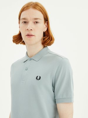 Poloshirt-in-Piqué-Qualität-mit-Logo-Stickerei,-Slim-Fit