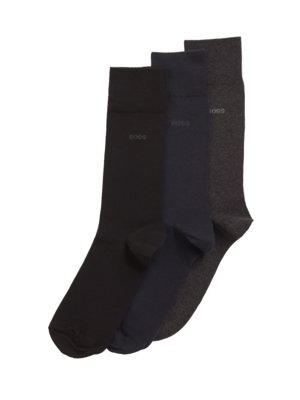Drei Socken in verschiedenen Farben, schwarz, dunkelblau und grau, vor weißem Hintergrund. Auf den Socken ist jeweils der Name "BOSS" in hellerer Farbe aufgedruckt. Die Socken sind aus Baumwolle.