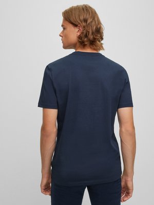 T-Shirt mit weitem O-Neck und kleinem Logo-Patch