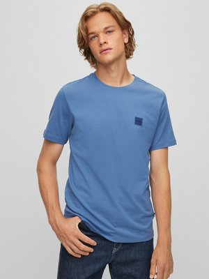 T-Shirt-mit-O-Neck-und-kleinem-Logo-Patch