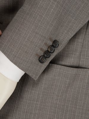 Leichter Anzug aus Schurwolle mit feinem Nadelstreifen