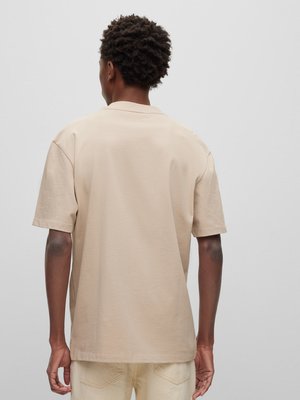 T-Shirt-aus-Baumwolle-mit-gummiertem-Logo-Print