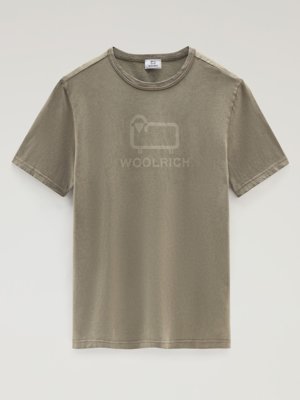 Garment-Dyed-T-Shirt-mit-Label-Frontprint