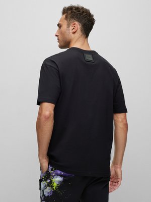 T-Shirt-mit-Logo-Print-auf-der-Vorderseite