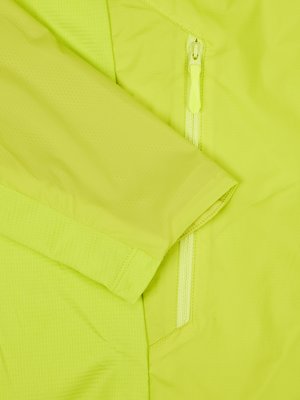 Softshell-Jacke-mit-Kapuzenschirm-und-seitlichen-Stretchbändern