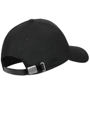 Baseball-Cap-mit-Metall-Emblem-auf-Front