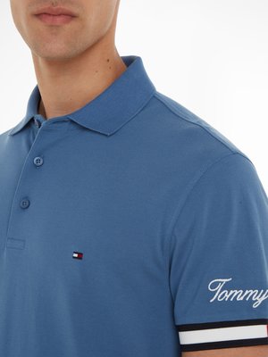 Poloshirt-in-Piqué-Qualität-mit-Kontraststreifen,-Slim-Fit-