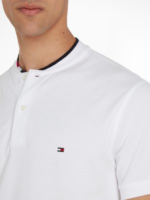 Poloshirt-mit-Stehkragen-und-kleiner-Logo-Stickerei