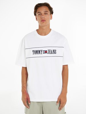 T-Shirt-mit-Label-Stickerei-und-Aufnäher