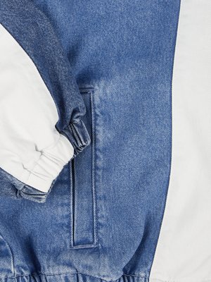 Jeansjacke-mit-Blockstreifen-und-Logo-Aufnäher