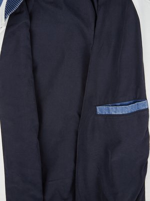 Jeansjacke mit Blockstreifen und Logo-Aufnäher