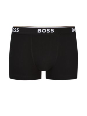 Schwarze Boxershorts mit weißem Bund. Auf dem Bund steht in weißer Schrift das Wort BOSS. Die Unterhose hat einen Eingriff und eine helle Linie auf dem Bund.