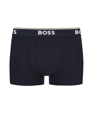 Dunkelblaue Herrenunterhose von BOSS. Die Unterhose hat einen breiten Bund mit weißem BOSS-Schriftzug. Der Bund hat einen dünnen, goldenen Streifen. Die Unterhose ist glatt und hat eine klassische Passform.