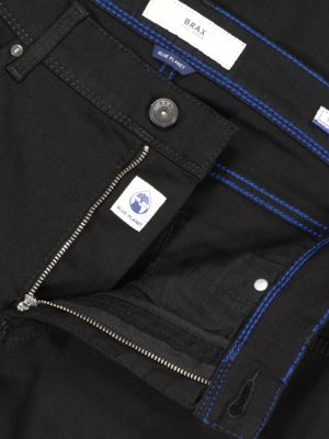 Jeans aus einem Baumwoll-Lyocellgemisch mit Stretchanteil 