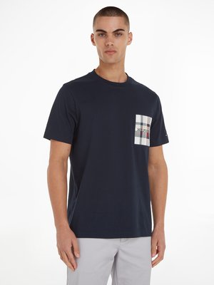 T-Shirt-mit-Label-Kachel-Aufnäher