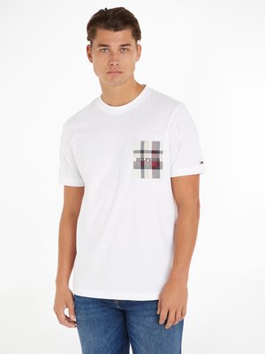 T-Shirt-mit-Label-Kachel-Aufnäher